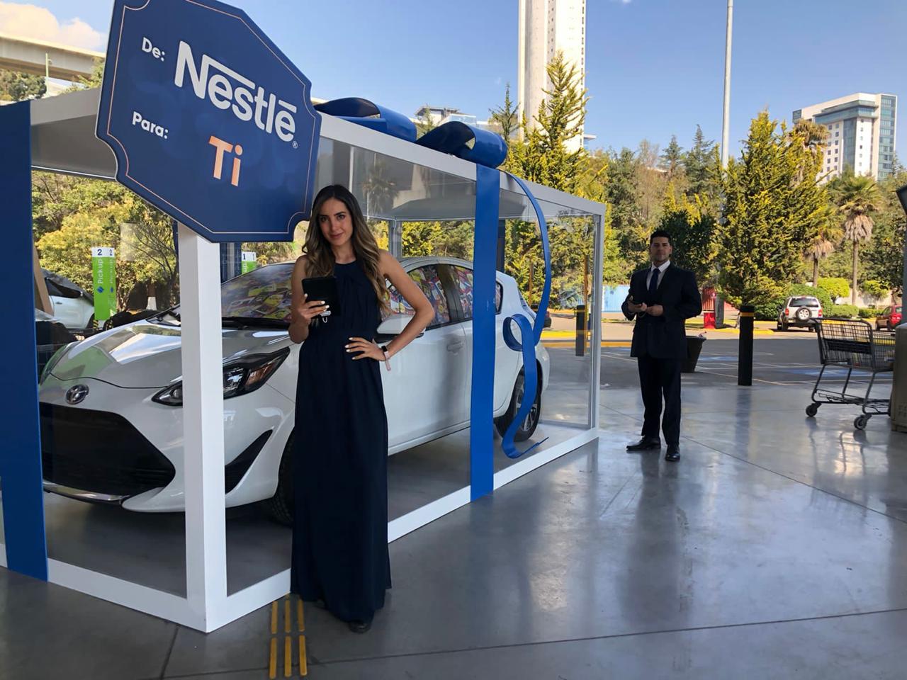 Edecán, automóvil y montaje De Nestlé para Ti